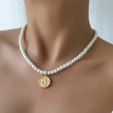 Load image into Gallery viewer, Pearl necklace with a gold pendant 