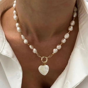  Irregular pearl choker necklace with heart pendant